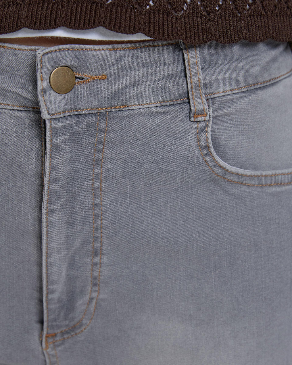 Calça Jeans com Bolsos Baixos em Cinza