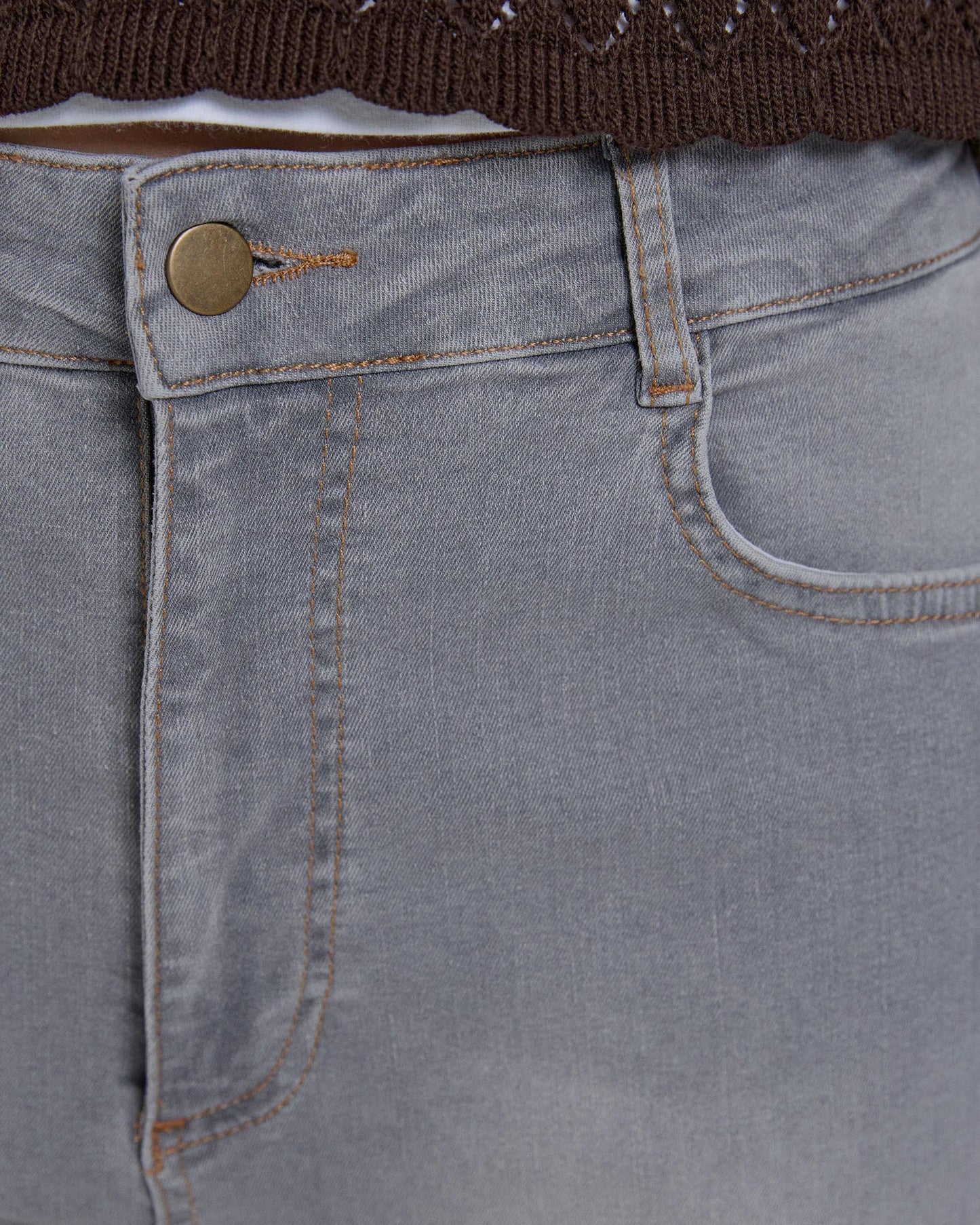 Calça Jeans com Bolsos Baixos em Cinza