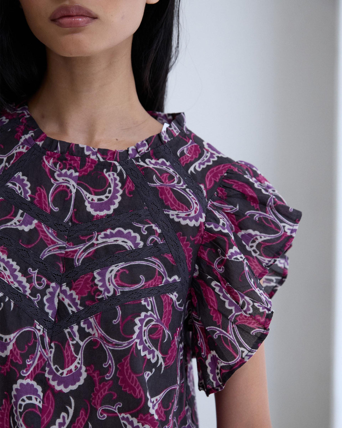 Blusa Antracite Estampada de Manga Curta com Folhos e Renda
