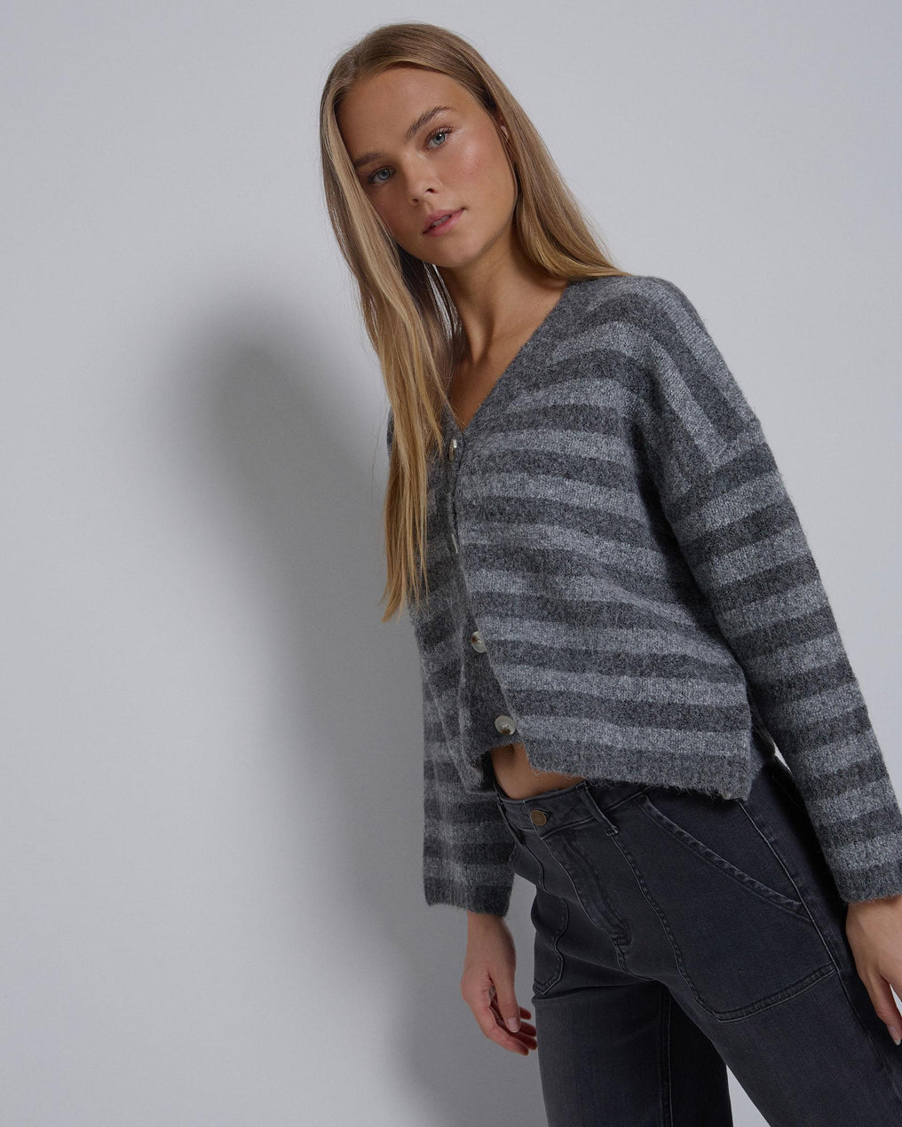 Casaco de malha cinza às riscas com decote em V