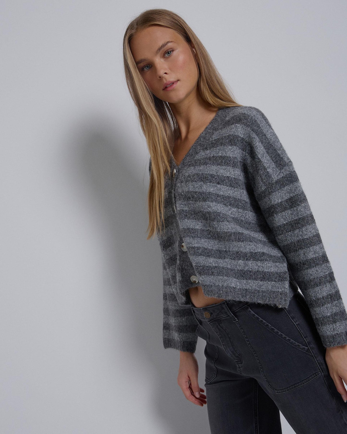 Casaco de malha cinza às riscas com decote em V