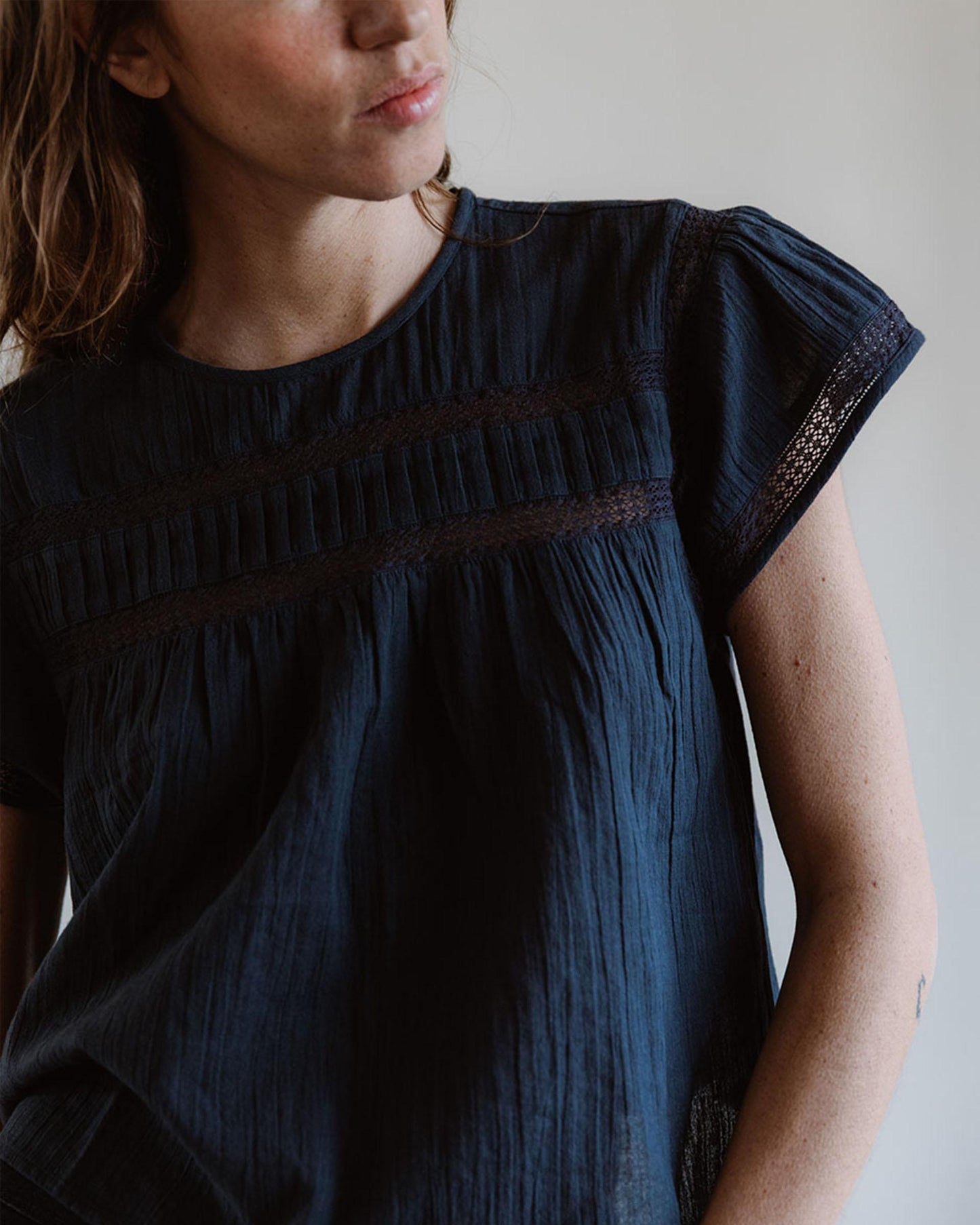 Blusa Manga Corta Puntillas Delantero Antracita