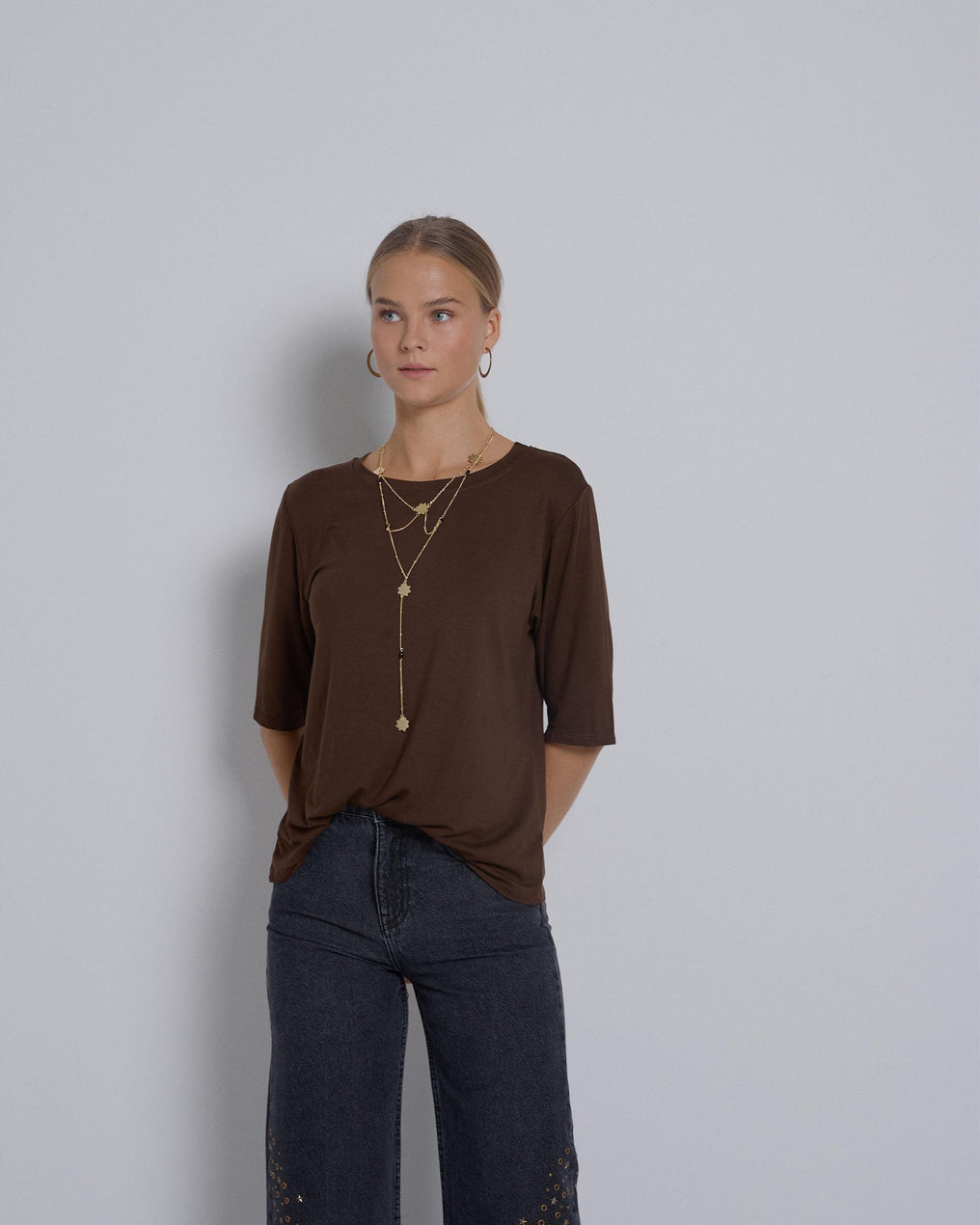 T-shirt castanha de manga francesa