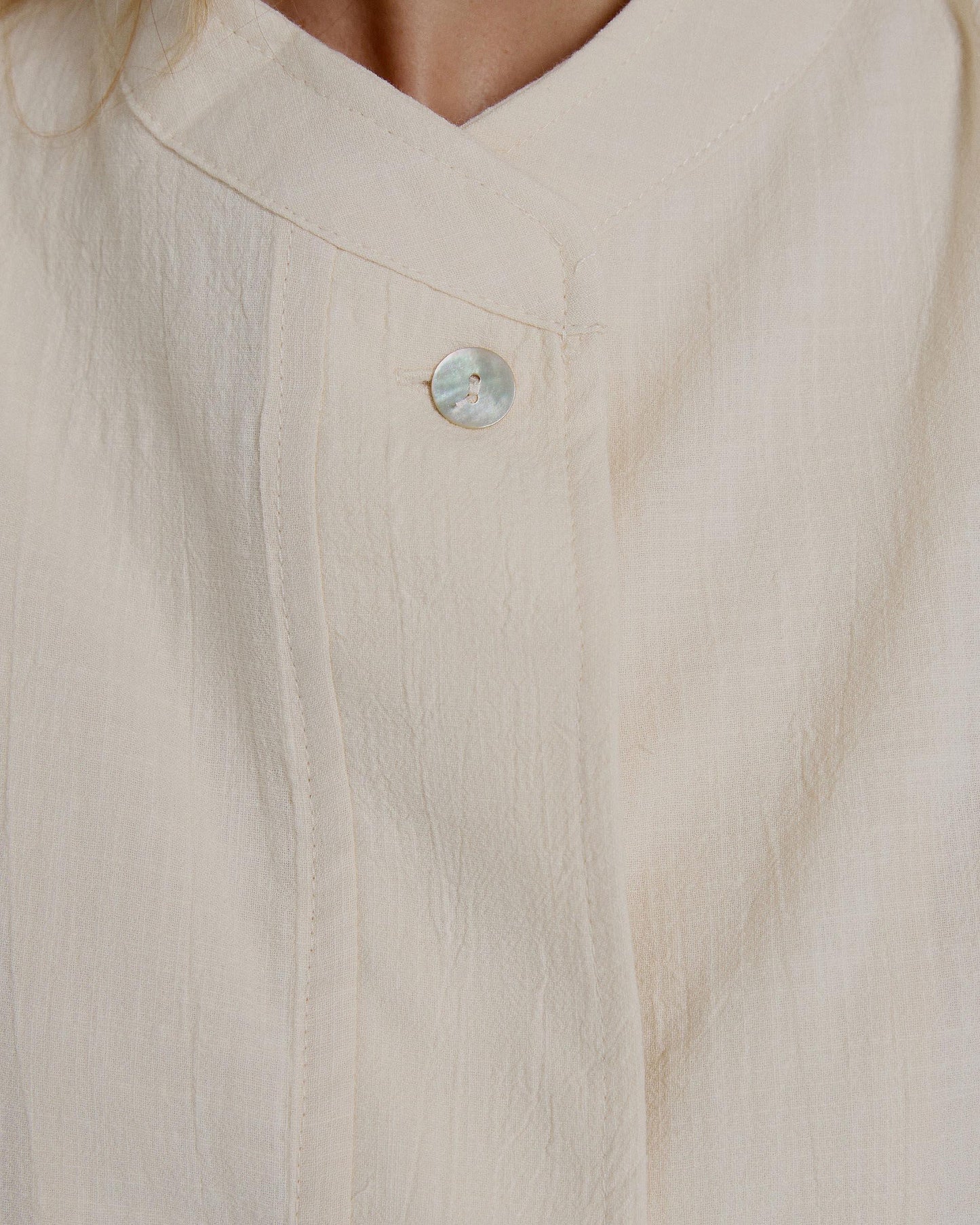 Colete com bolsos frontais cru