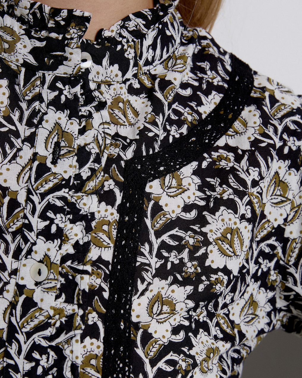 Blusa preta com jugo de renda estampada