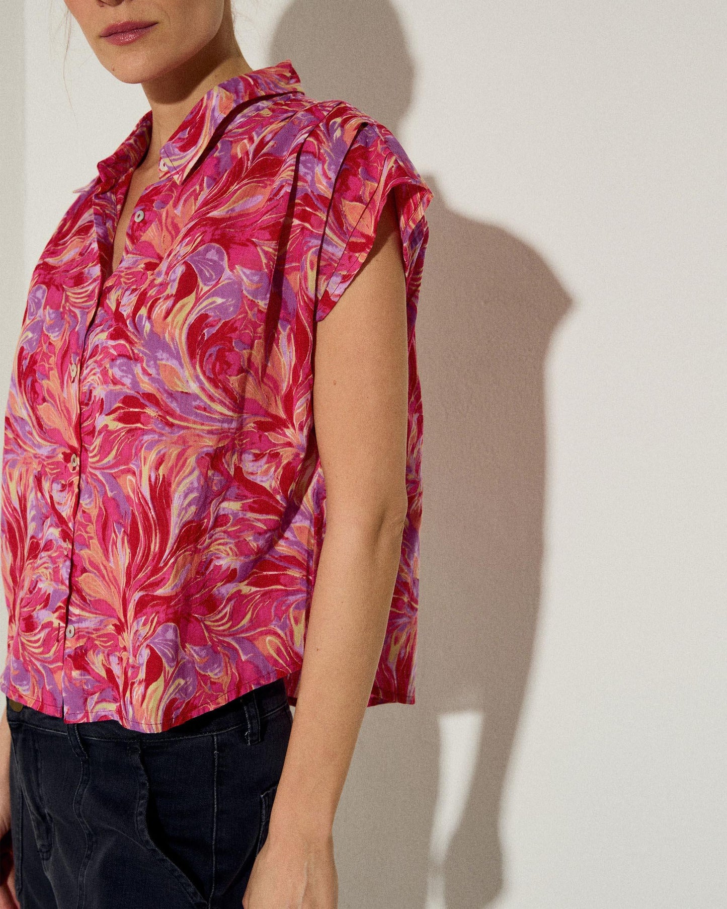 Blusa sem mangas com pregas, estampado floral fúcsia