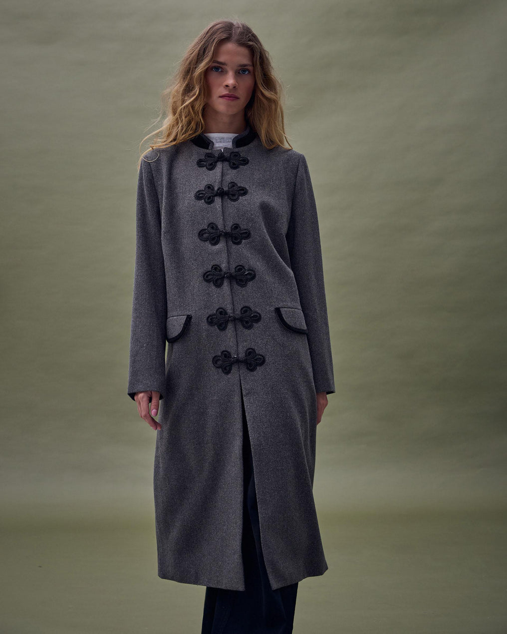 Manteau Long à Brandebourgs Détail Velours Gris