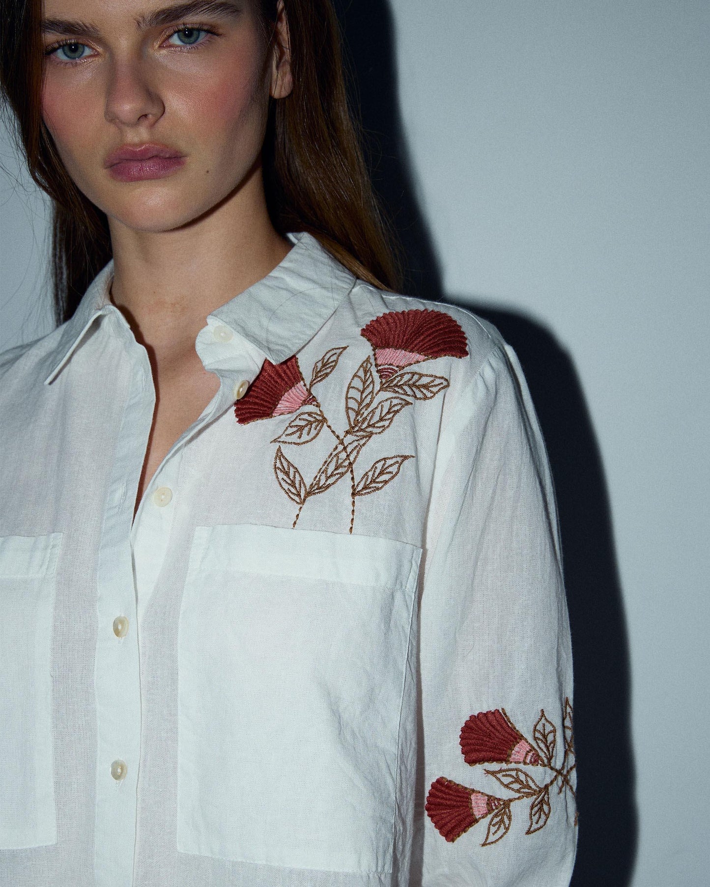 Camisa Bordados Florales Bolsillos Blanca