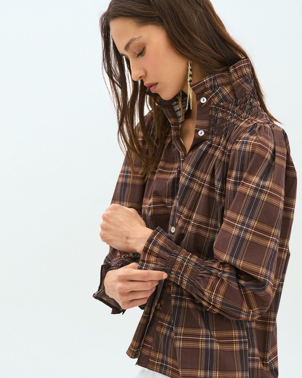Blusa castanha com gola xadrez e estampado favo de mel