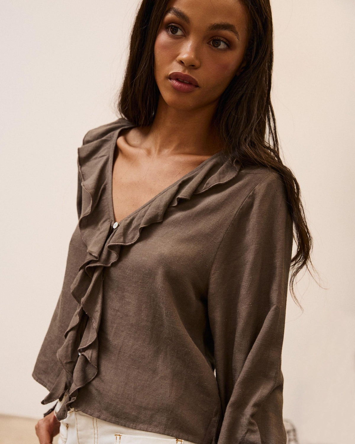 Blusa Escote Pico Volantes Marrón