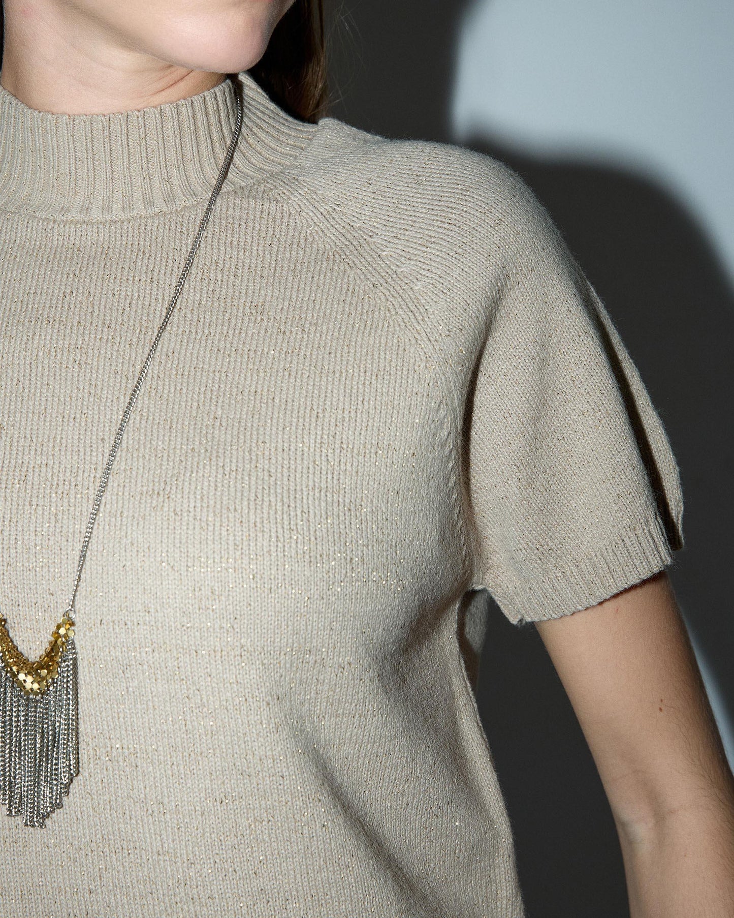 Blusa de malha dourada de manga curta