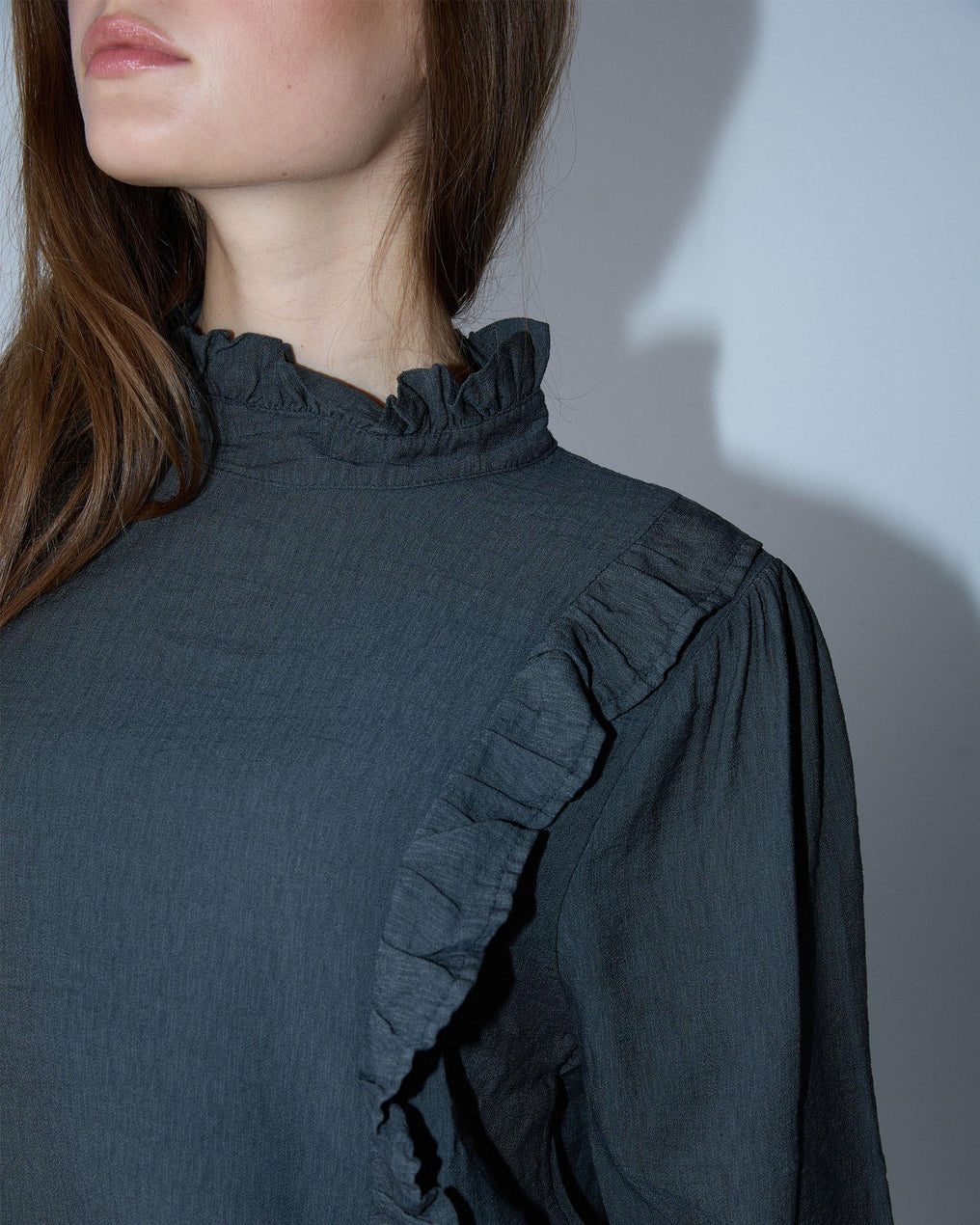 Blusa cinzenta com gola e folhos laterais