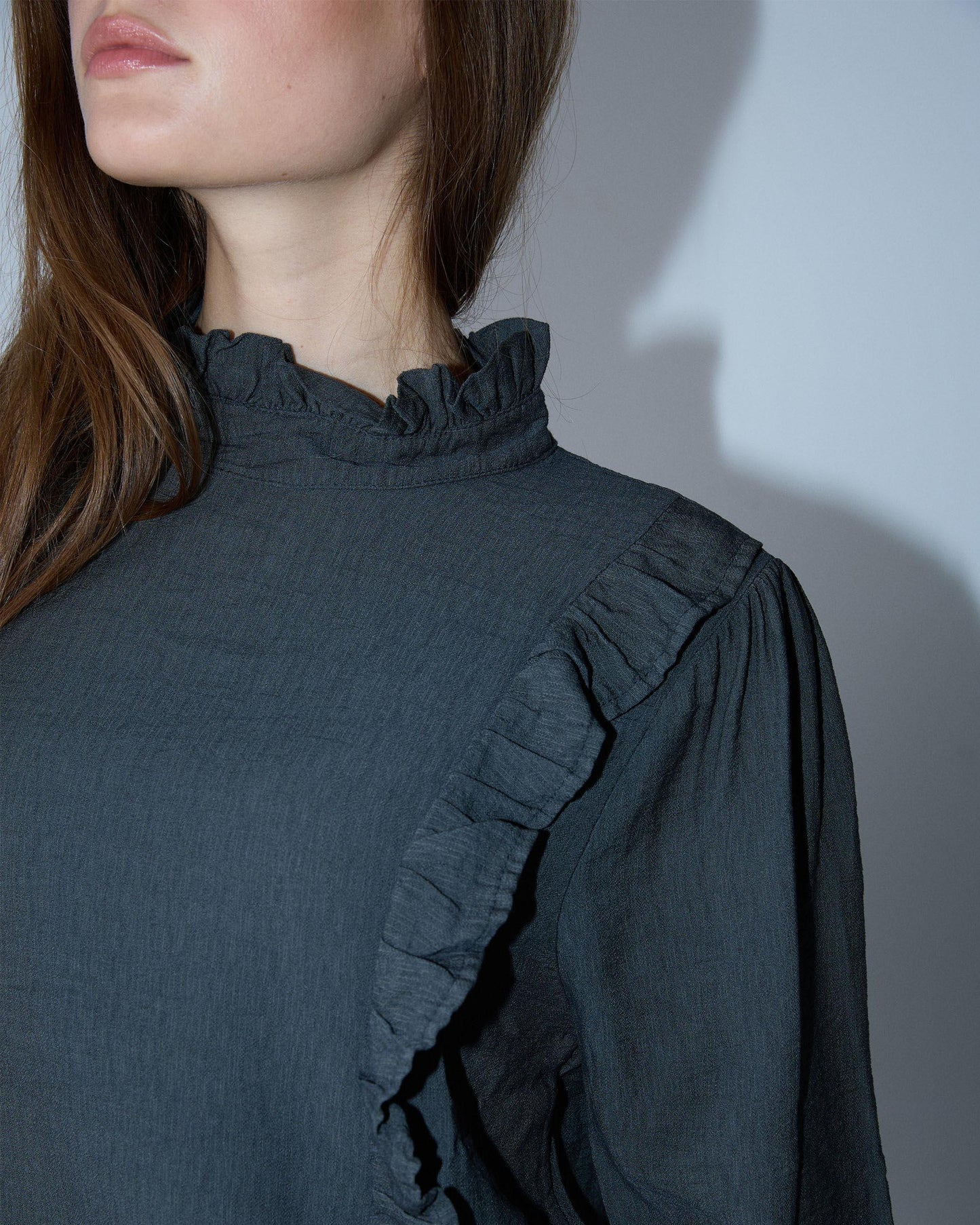 Blusa cinzenta com gola e folhos laterais