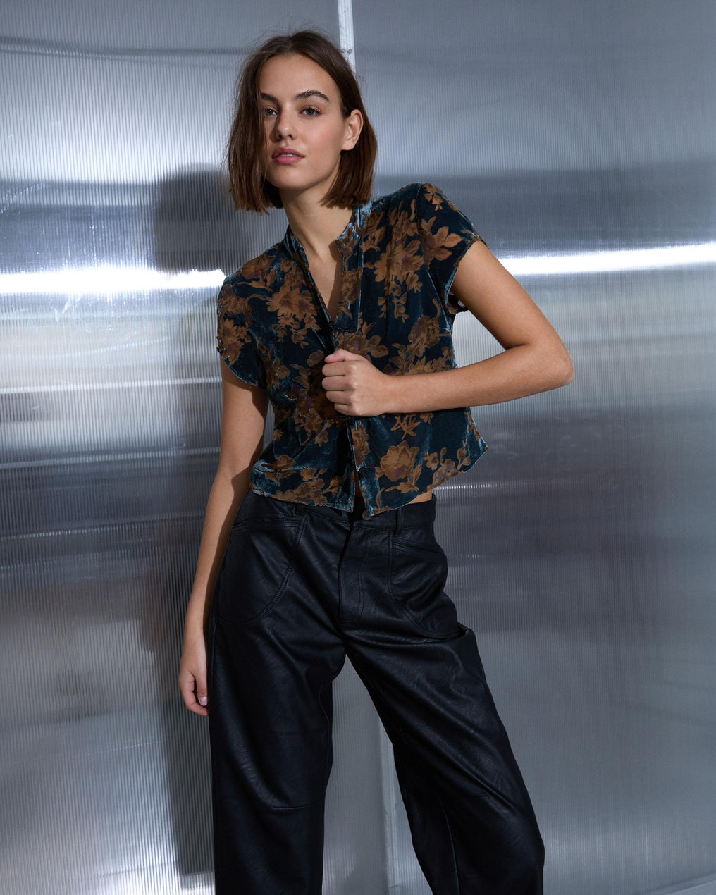 Blusa japonesa de veludo com estampado floral azul escuro