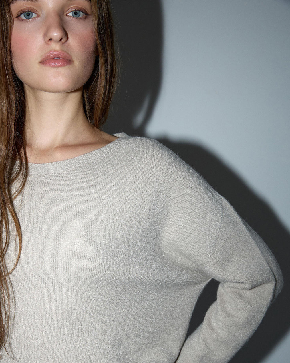 Camisola bege canelada com gola redonda