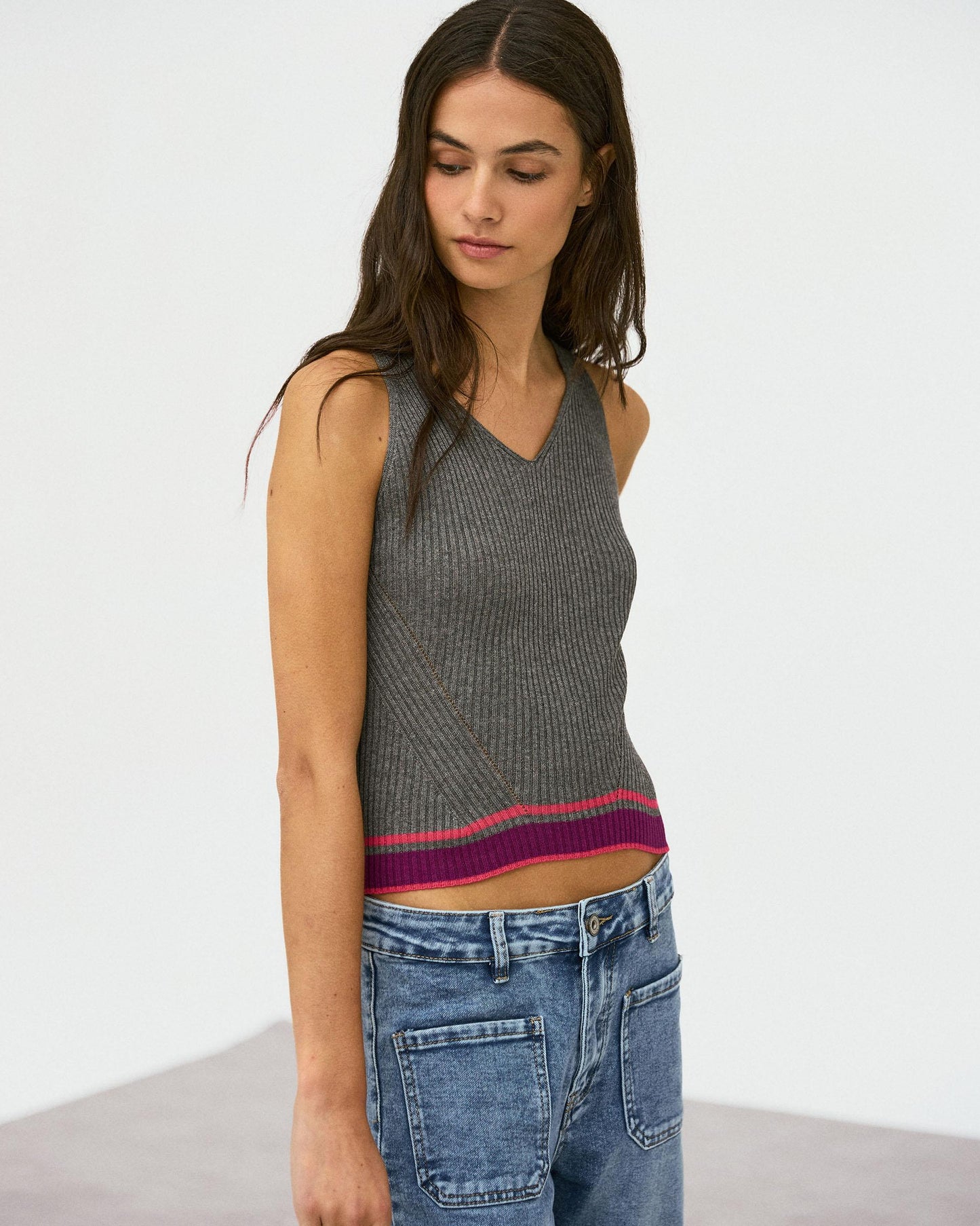 Top Punto Contrastes Bajo Gris