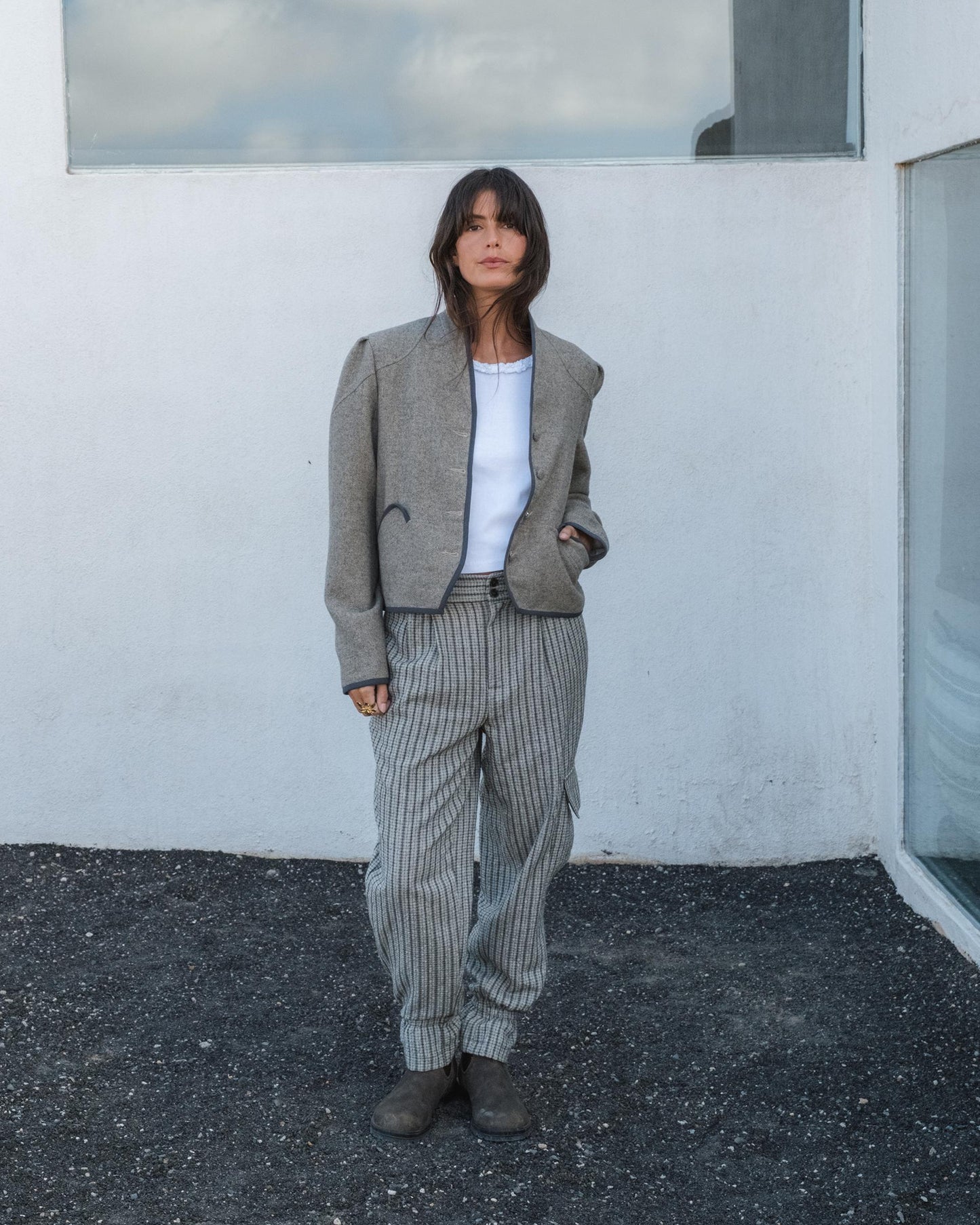 Casaco bomber com acabamento contrastante em lã cinza mesclada