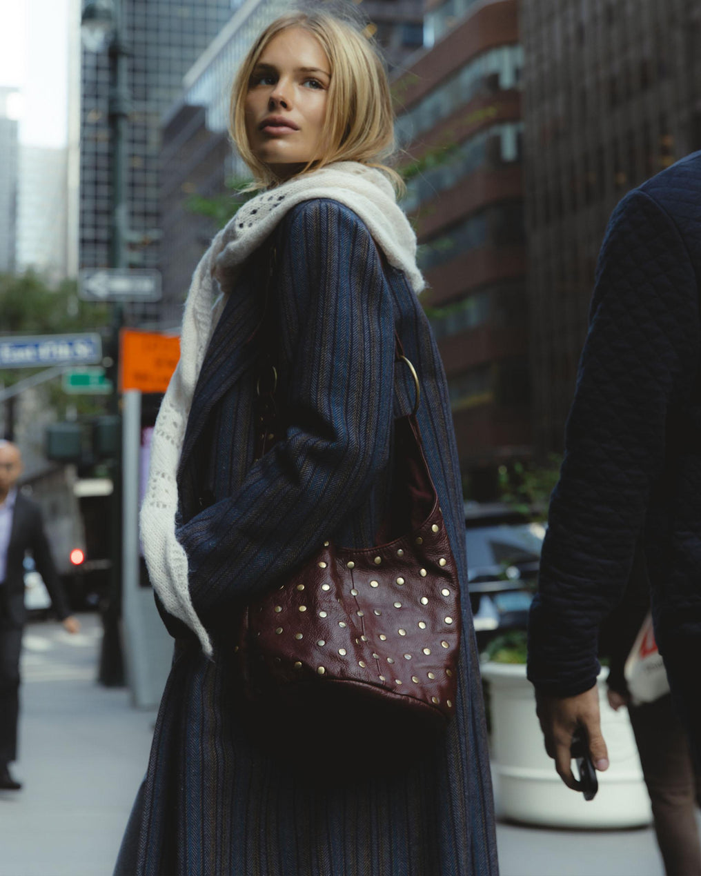 Casaco comprido com botões, riscas em espinha de peixe e lã, azul