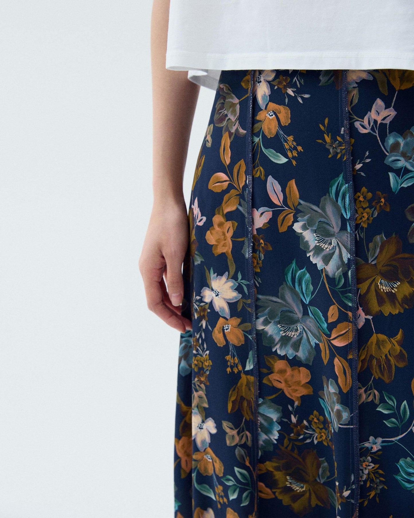 Saia Comprida Nervuras Estampado Floral Azul Marinho