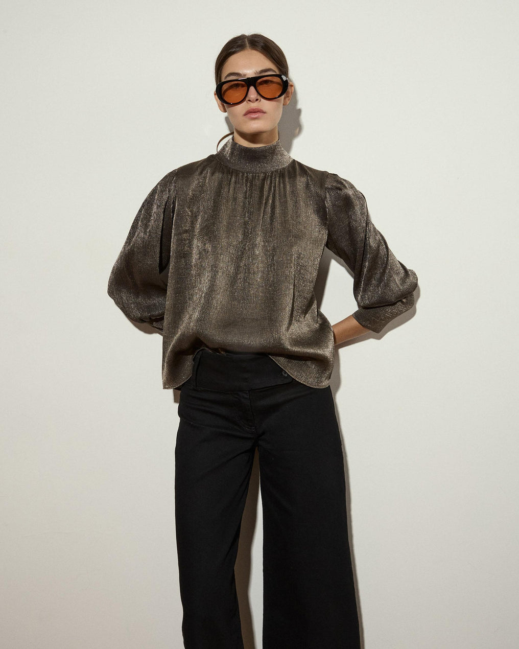 Blusa Cuello Alto Brillo Marrón