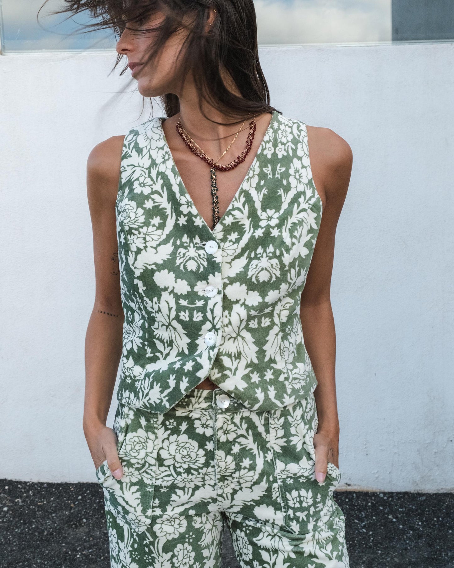 Colete Floral em Veludo Verde