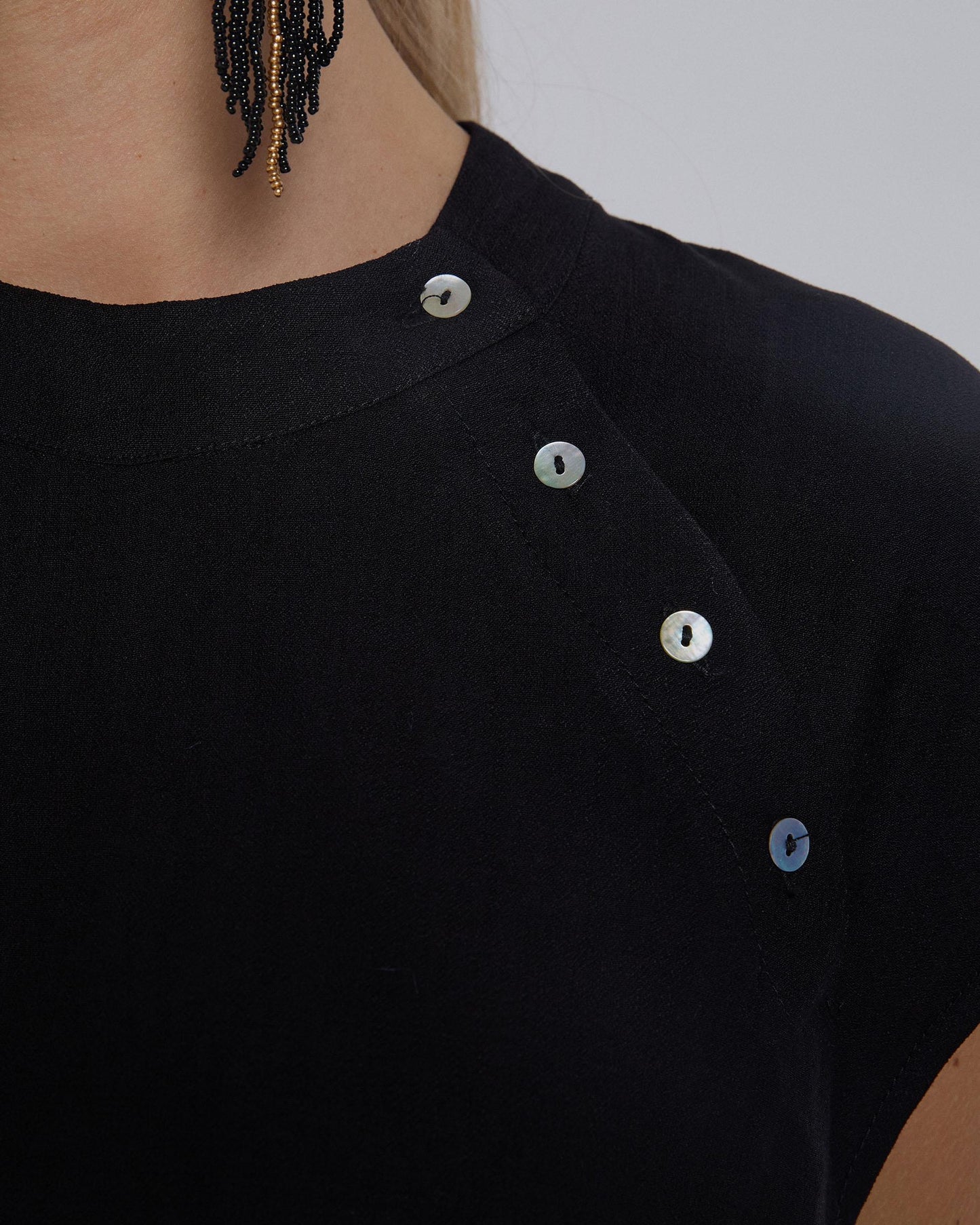 Blusa preta com botões laterais