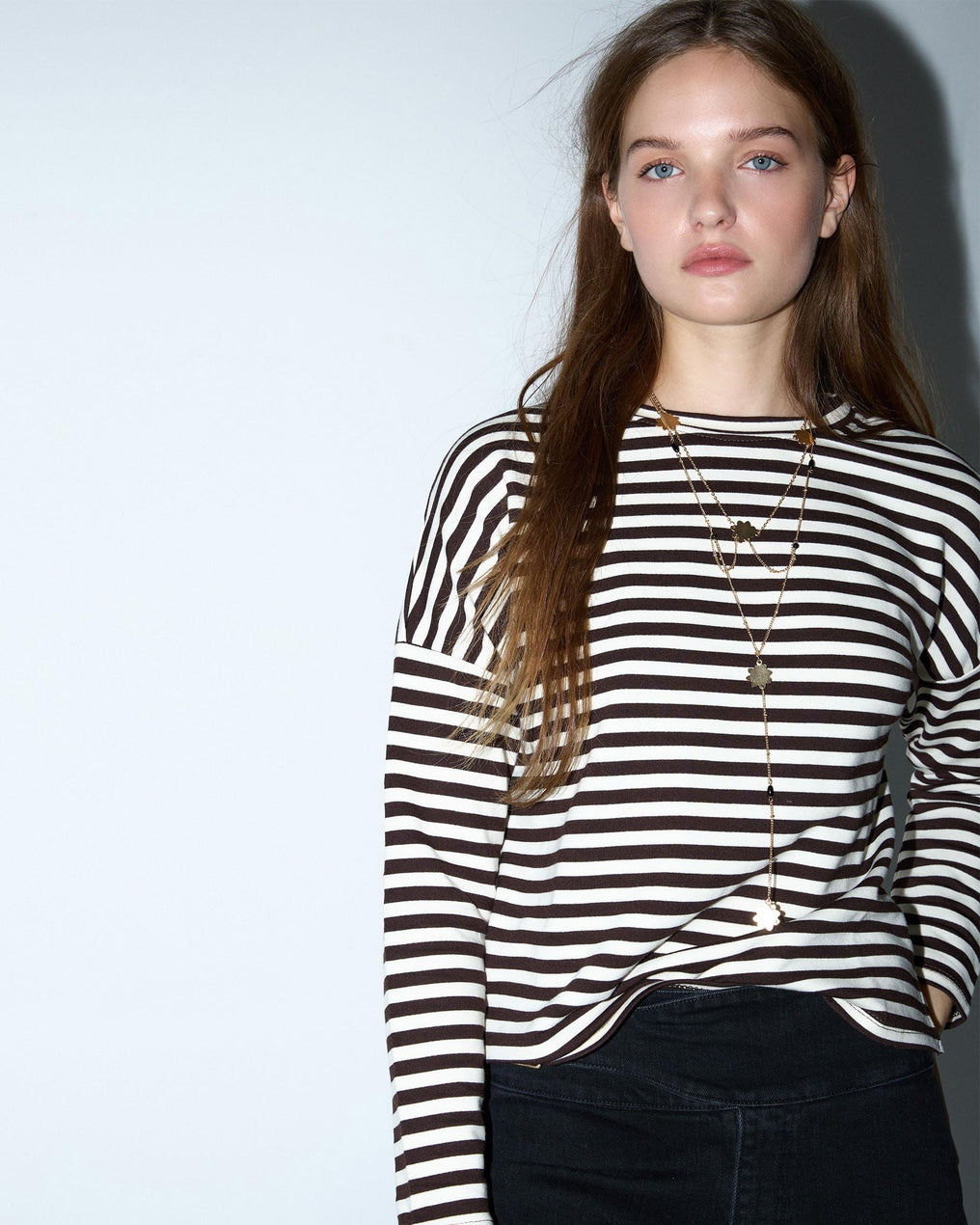 T-shirt listrada branca