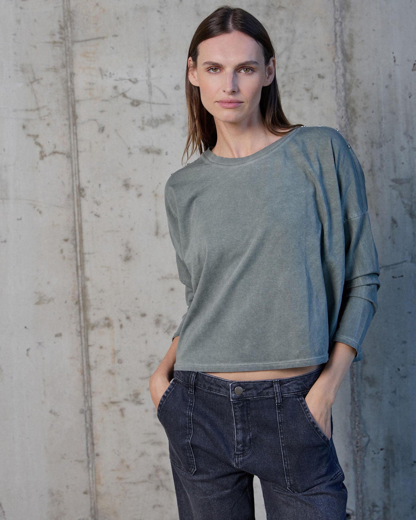 Camiseta Tachuelas Estrellas Hombros Verde Oscuro