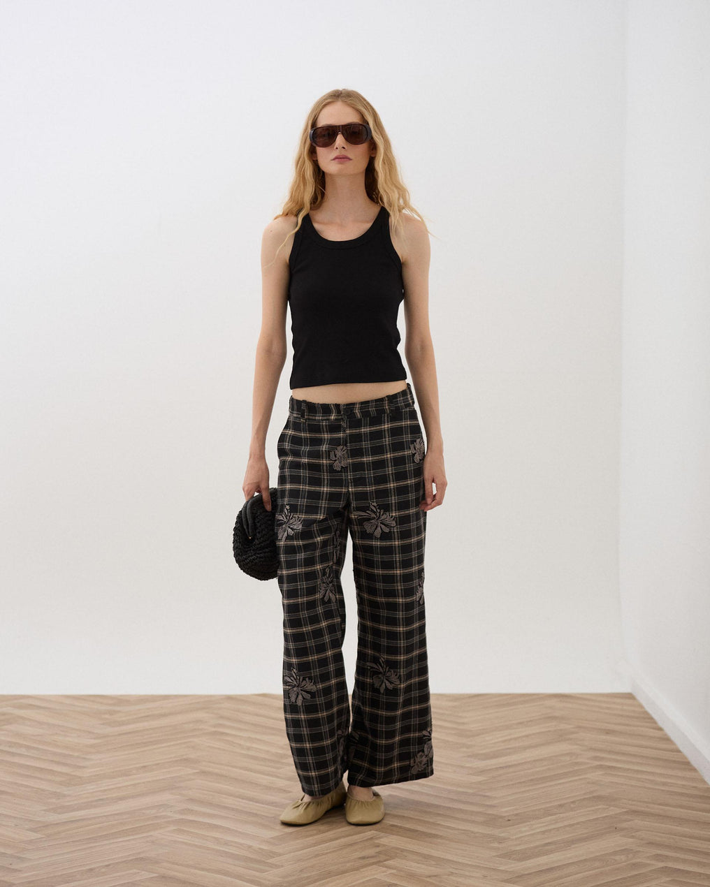 Pantalón Cuadros Detalle Flor Negro