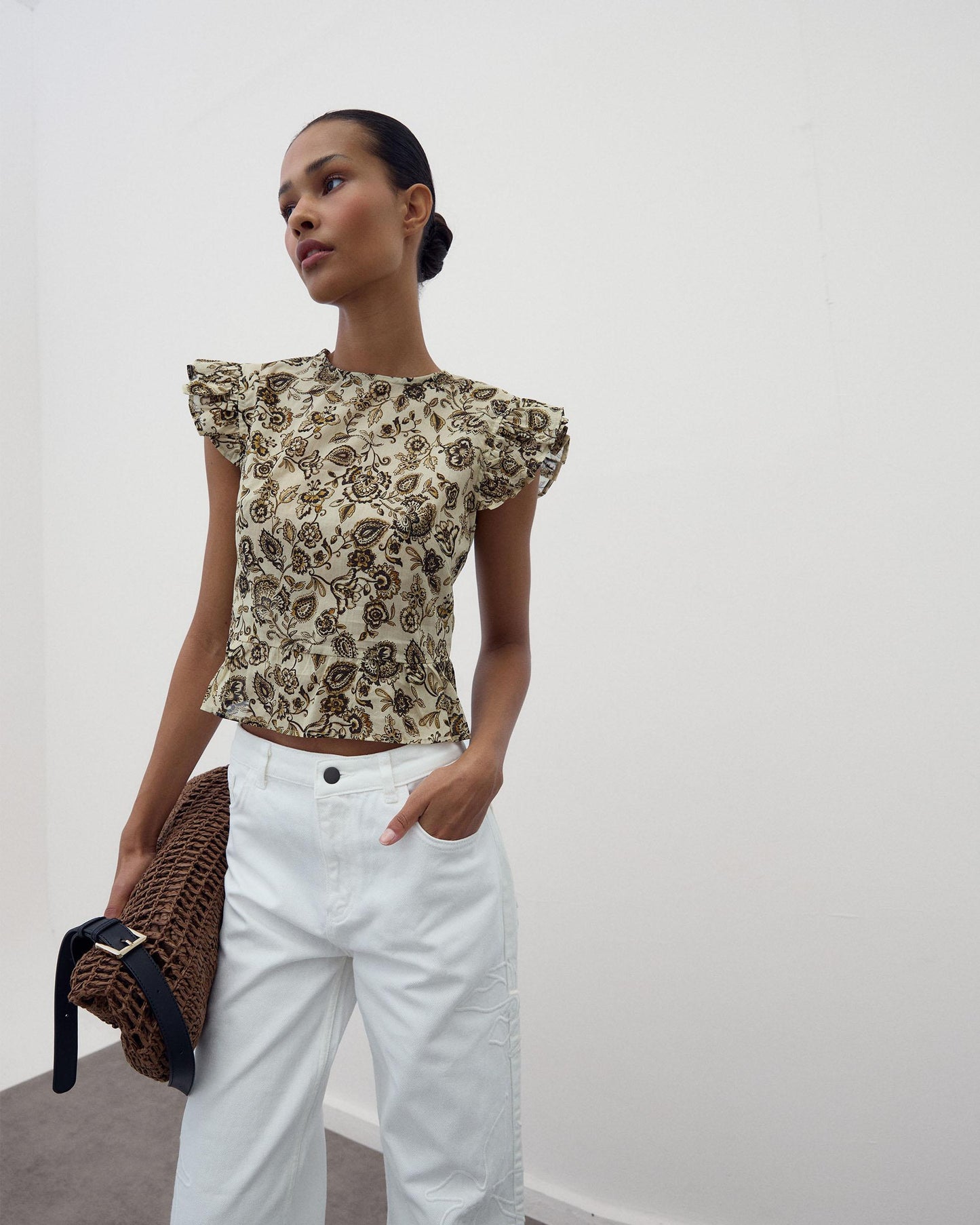 Blusa Volante Bajo Estampado Floral Crudo