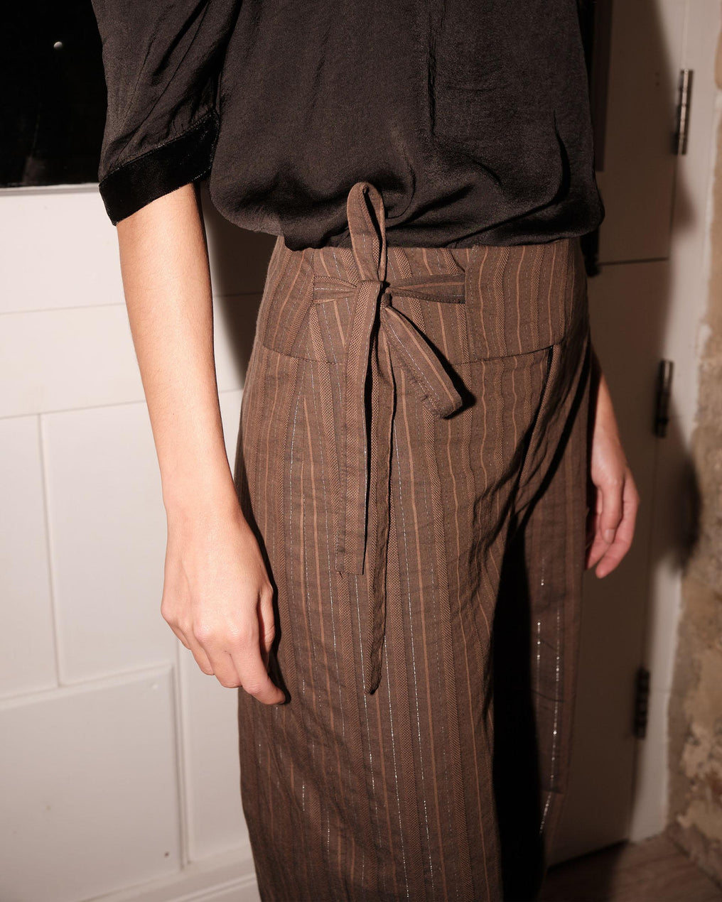 Calças castanhas com cintura ajustável por cordão