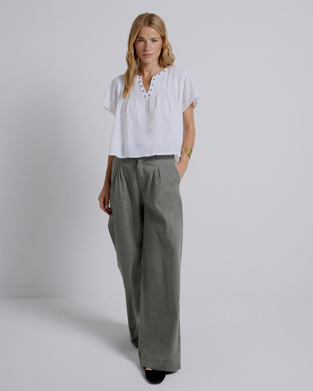 Blusa branca com decote redondo