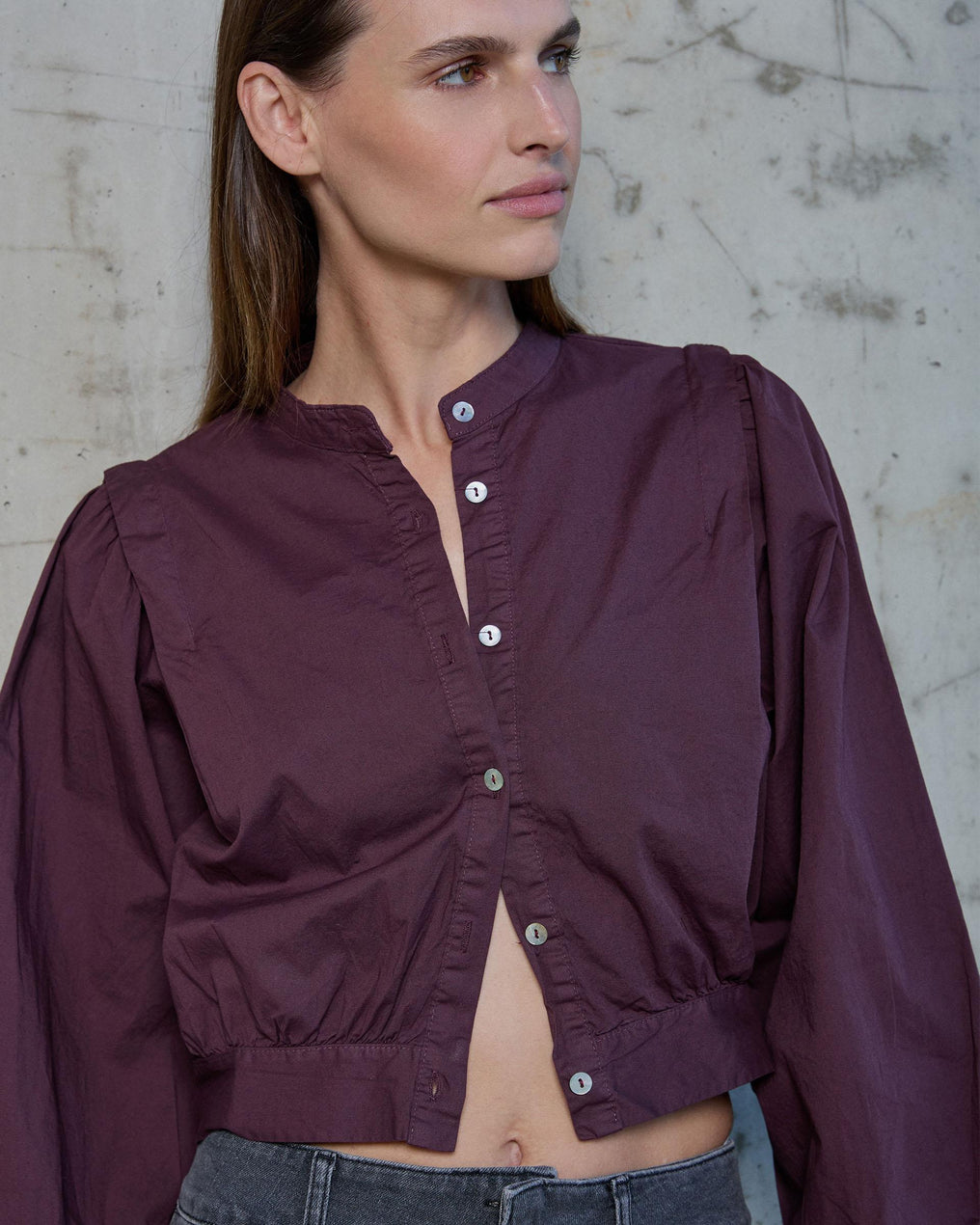 Camisola roxa com lapela e ombro