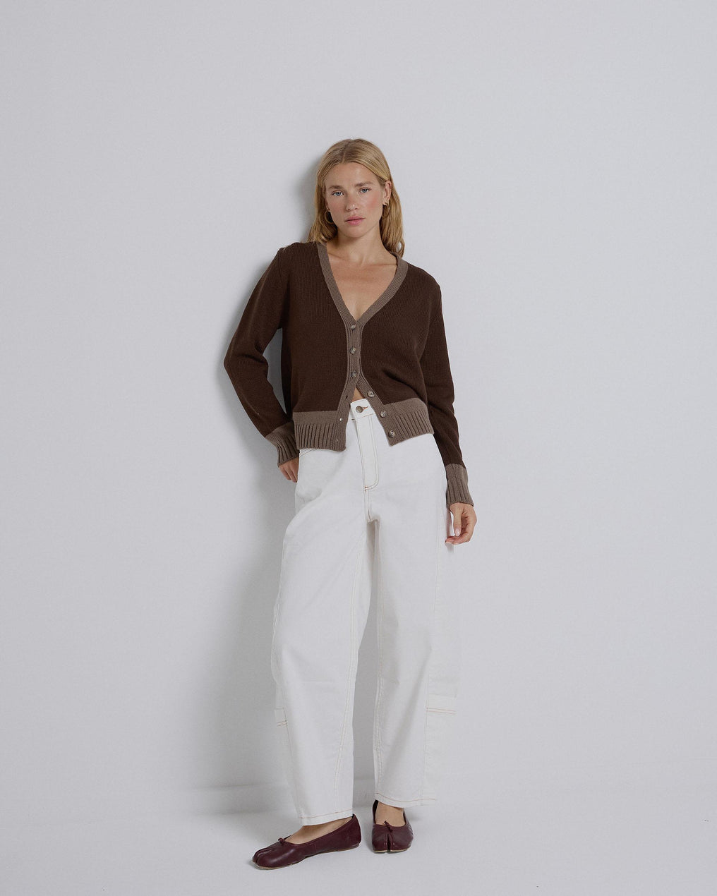 Jaqueta de malha com decote em V e dois tons taupe