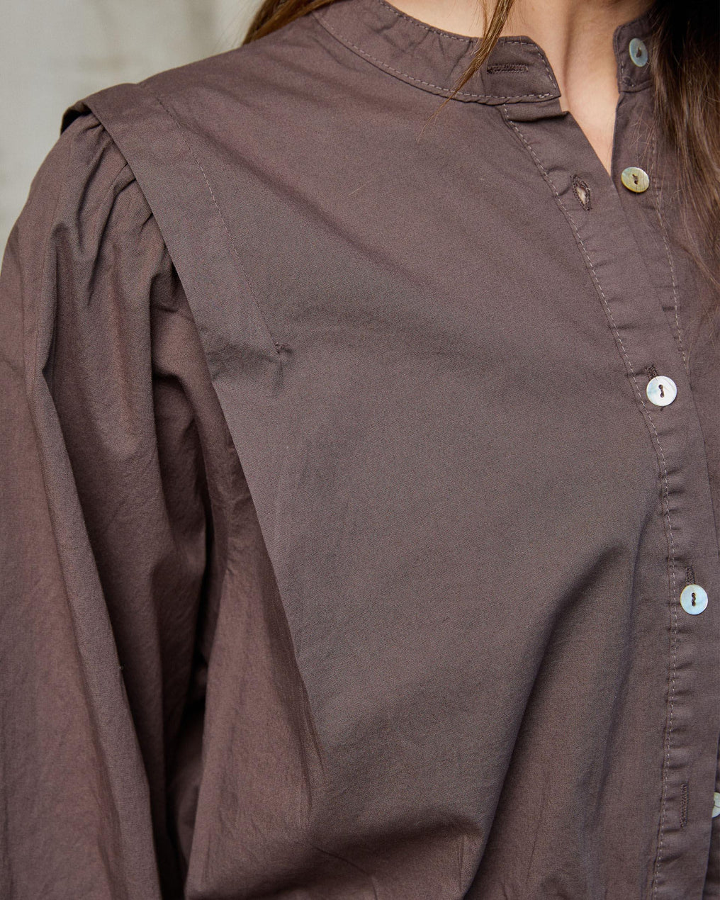 Camisola castanha com lapela e ombro