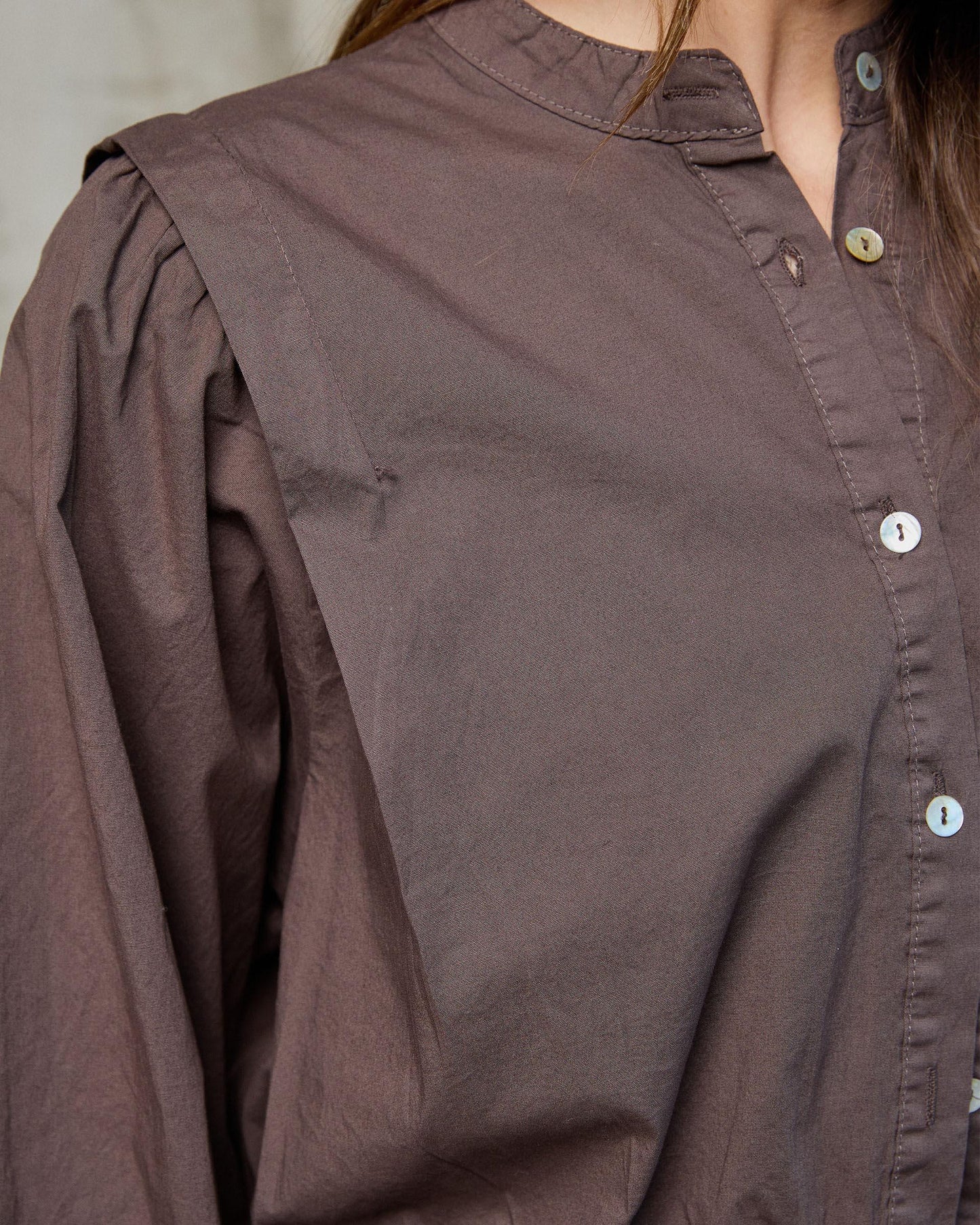 Camisola castanha com lapela e ombro