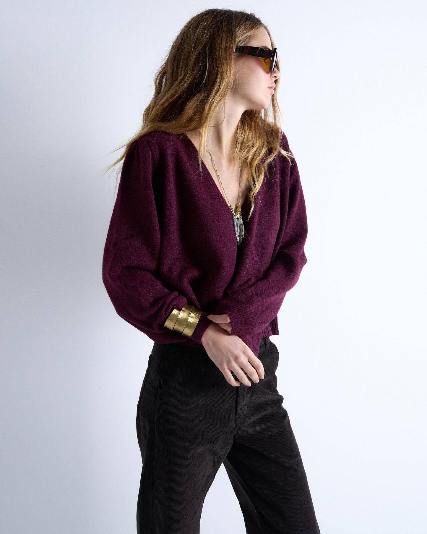 Casaco roxo de abotoamento duplo com fecho de cordões.