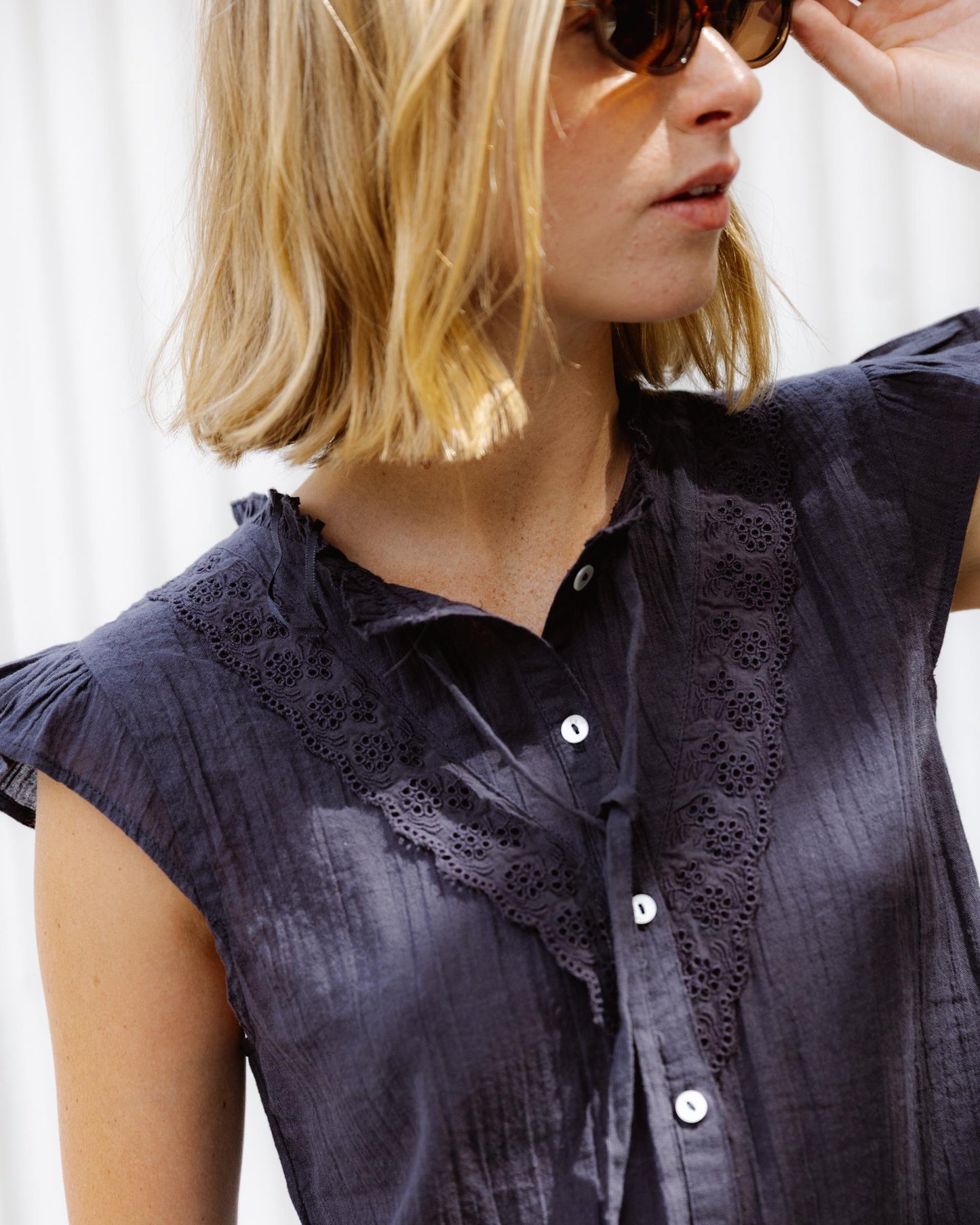 Blusa Sin Manga Volante Troquelados Antracita