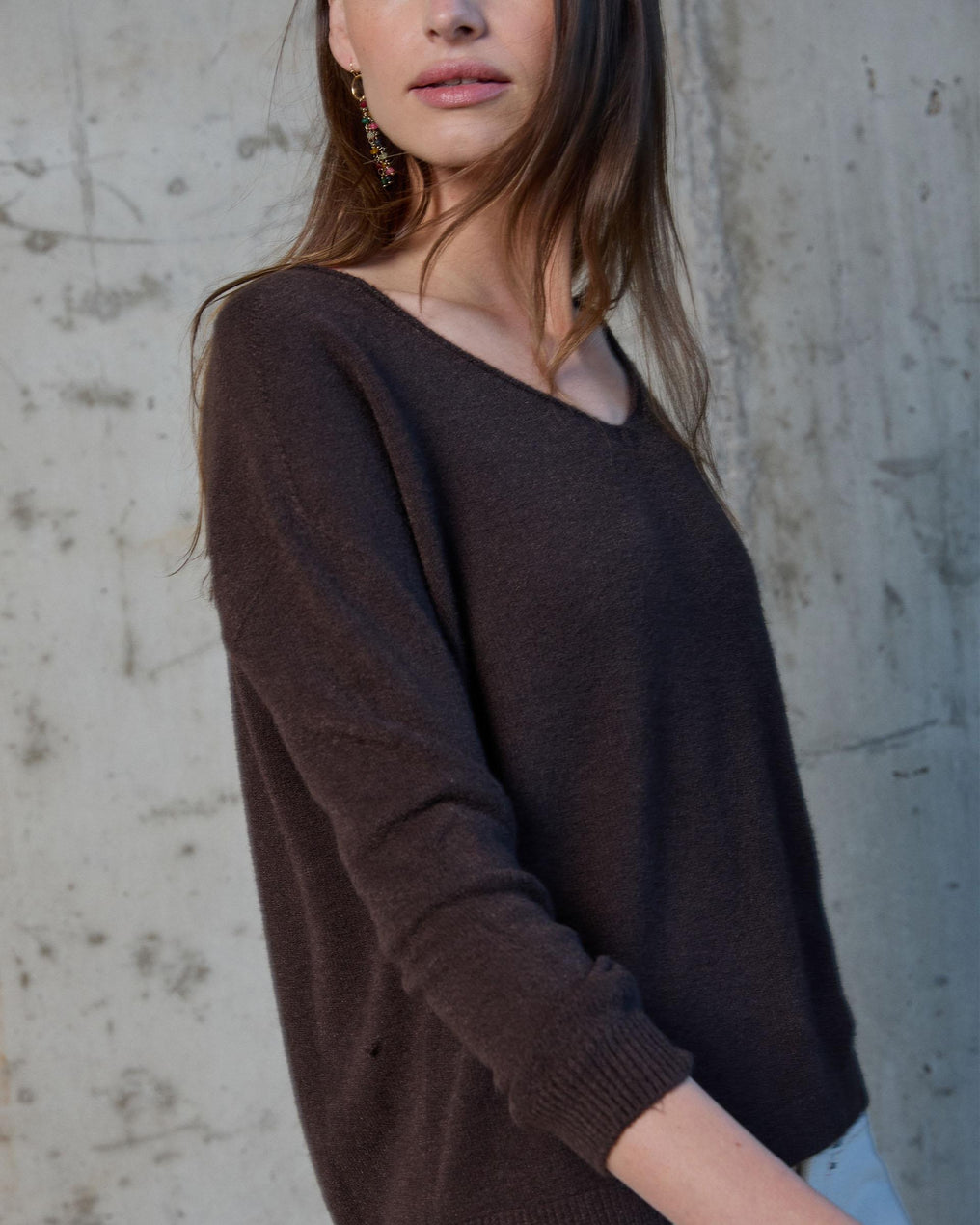 Jersey Cuello Pico Bajo Asimétrico Marrón