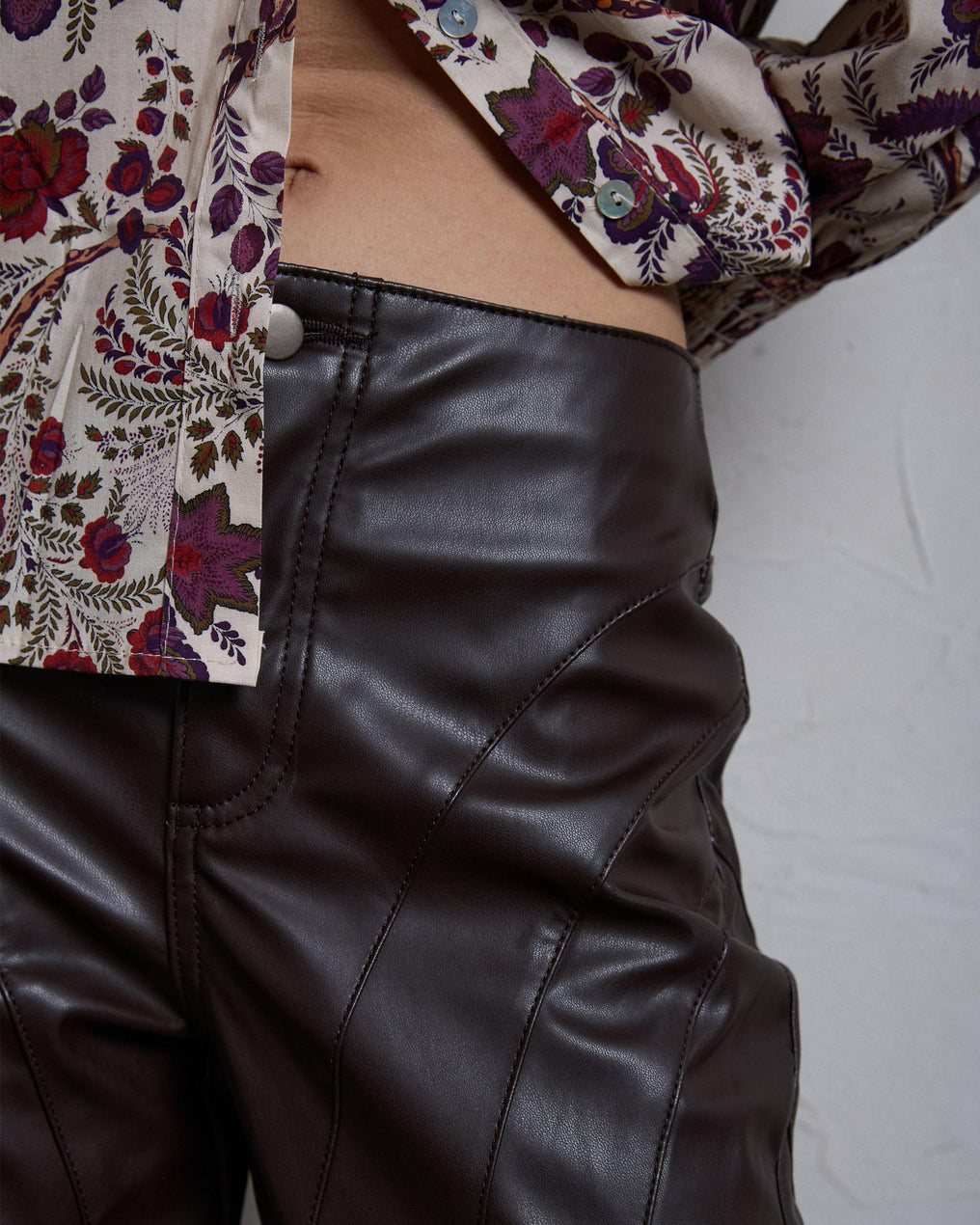 Pantalón Efecto Piel Costuras Marrón