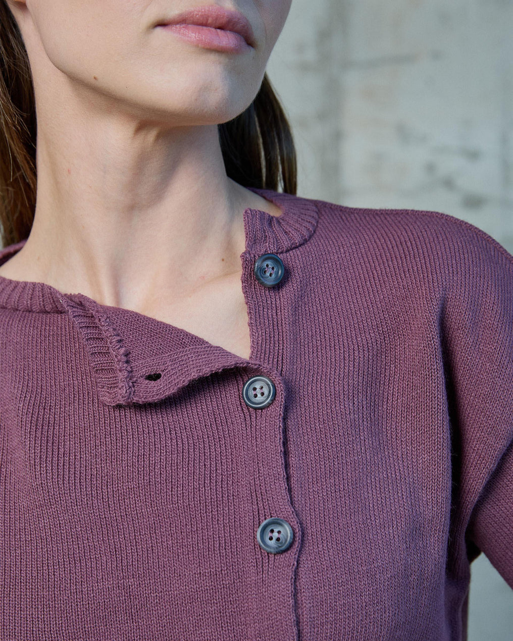 Casaco roxo com botões laterais
