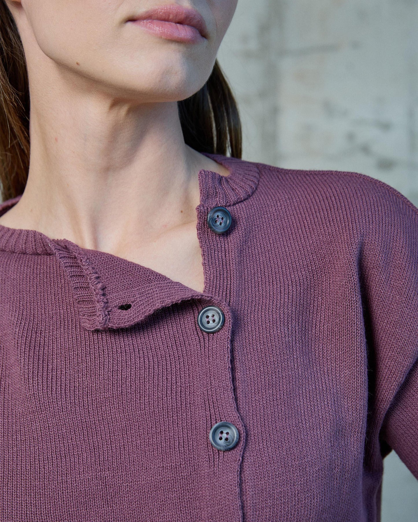 Casaco roxo com botões laterais