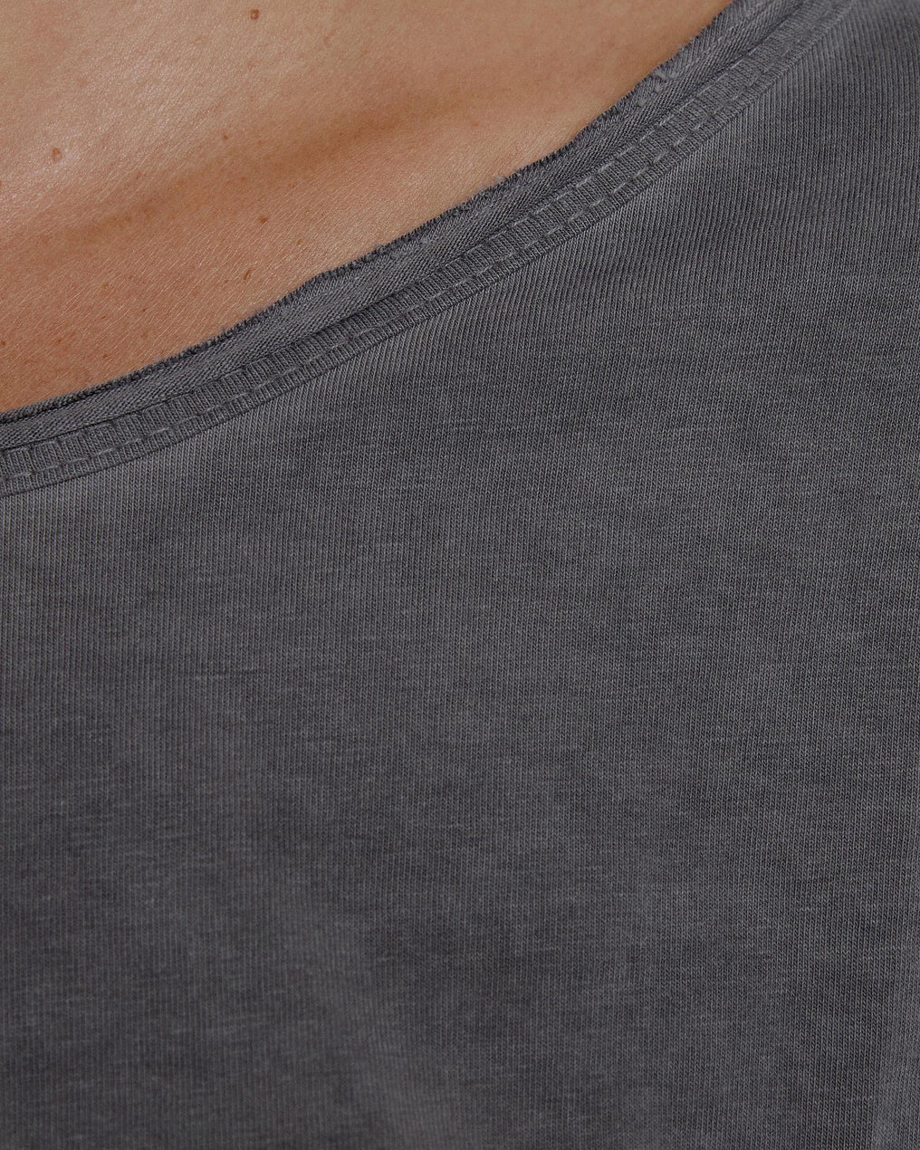 Camiseta Manga Larga Cuello Pico Antracita