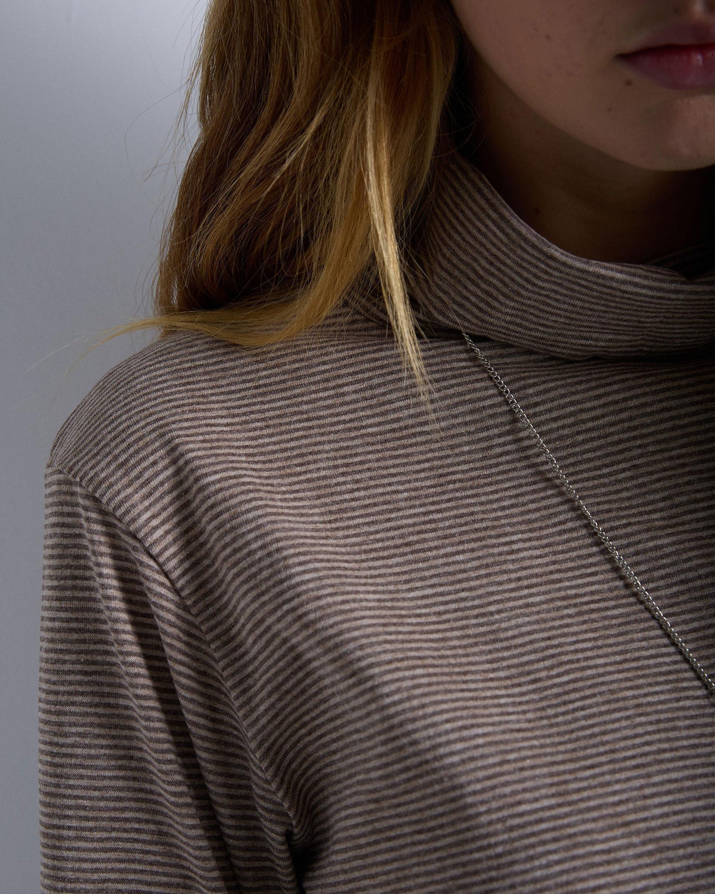 Camiseta listrada marrom com gola alta
