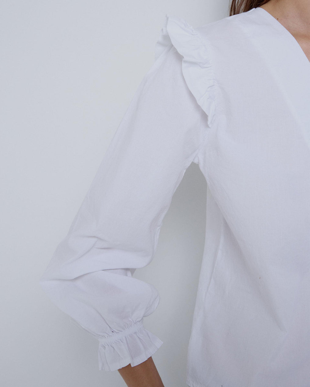 Blusa branca com folhos