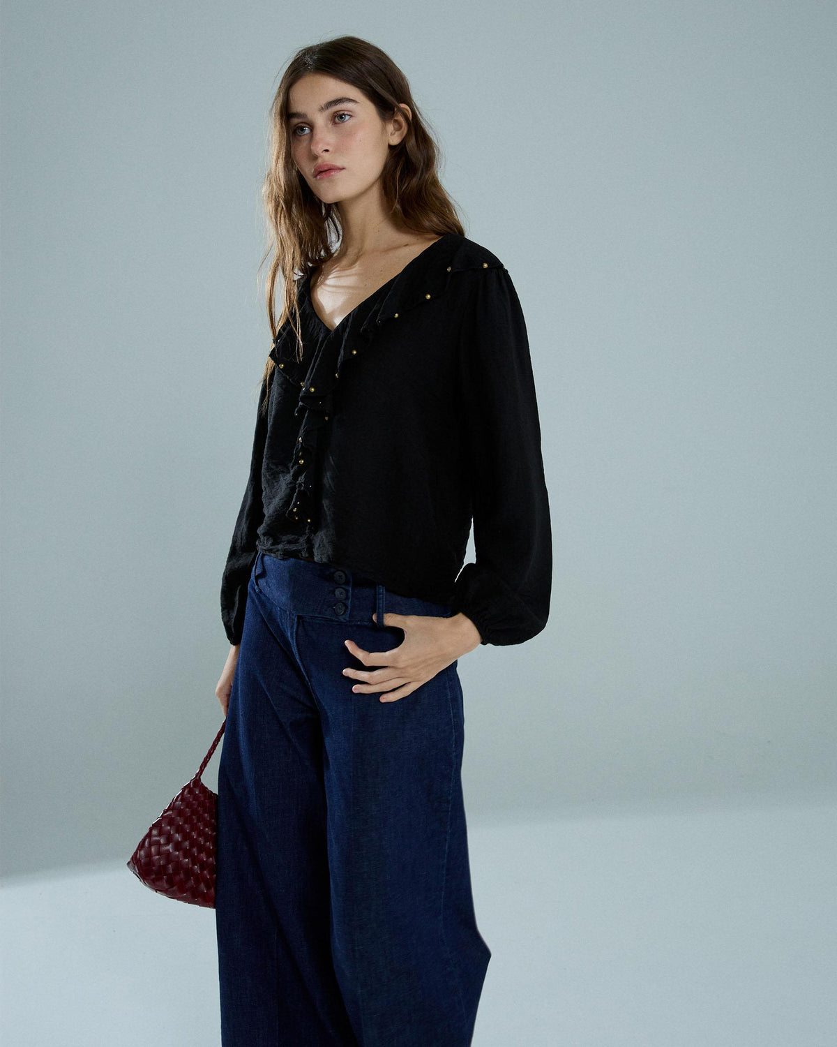 Blusa Volante Delantero Tachuelas Negro