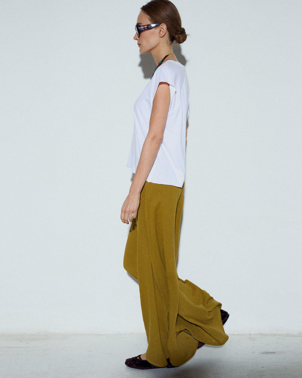 Calças bordadas com cós mostarda