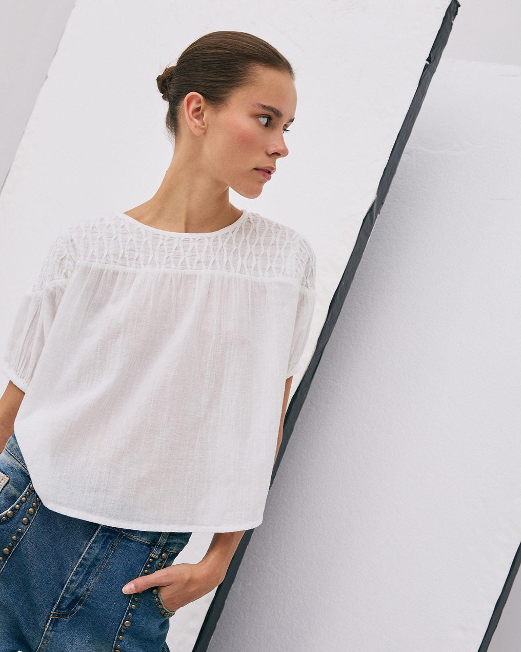 Blusa com Detalhes na Pala Branca