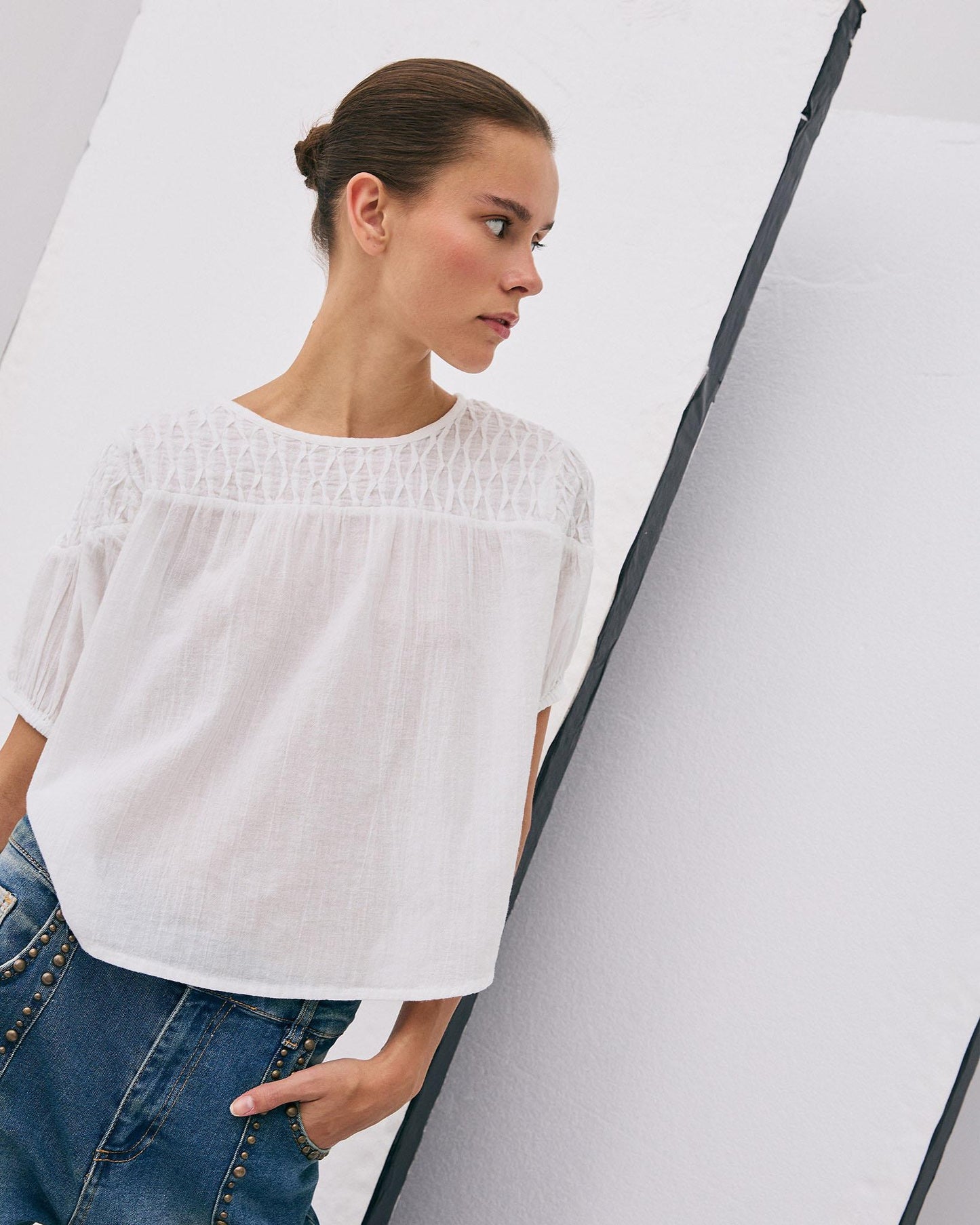 Blusa com Detalhes na Pala Branca