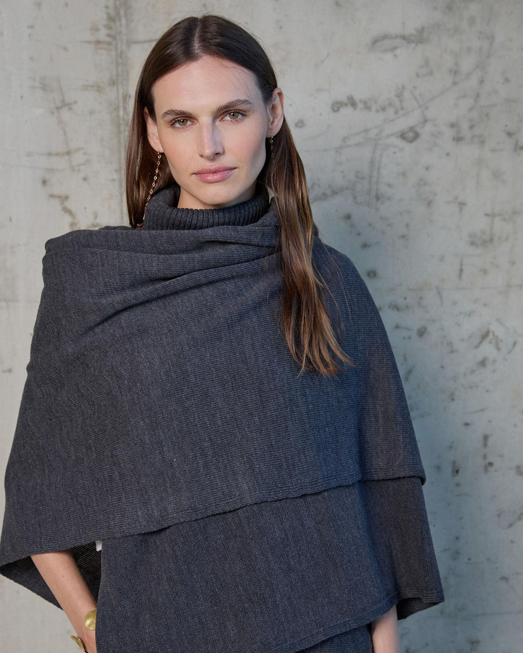 Capa assimétrica de gola alta em antracite